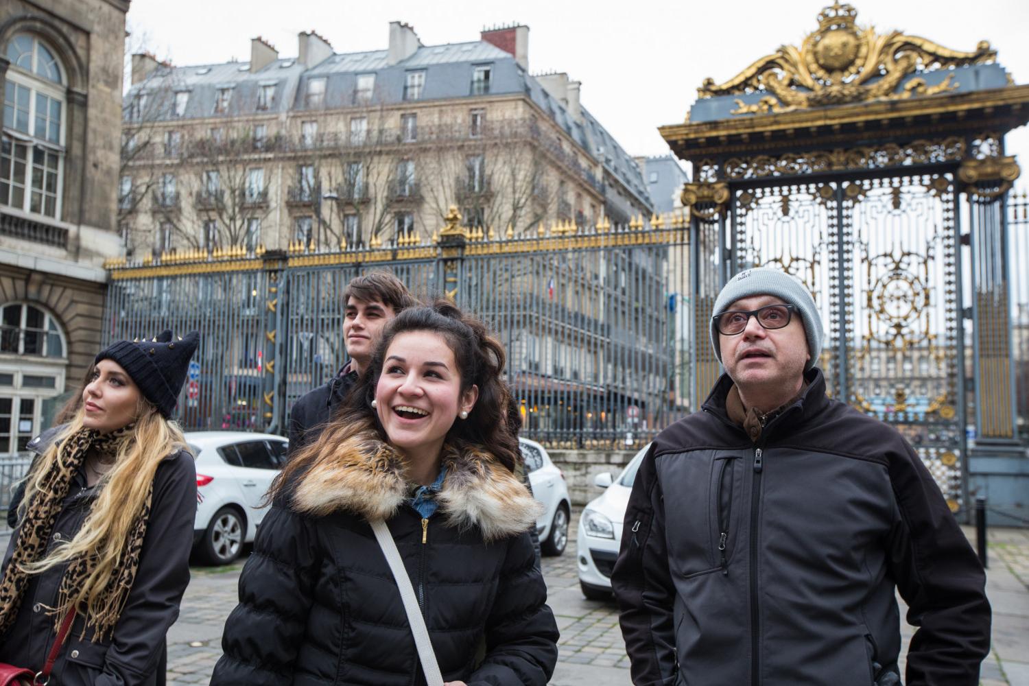 <a href='http://p.imamovic.net'>博彩网址大全</a> French Professor Pascal Rollet leads students on a study tour in Paris.